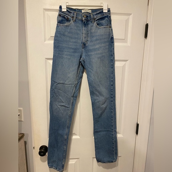 Abercrombie & Fitch 90s Straight Ultra High Rise
Worn only a few times! - Picture 1 of 5